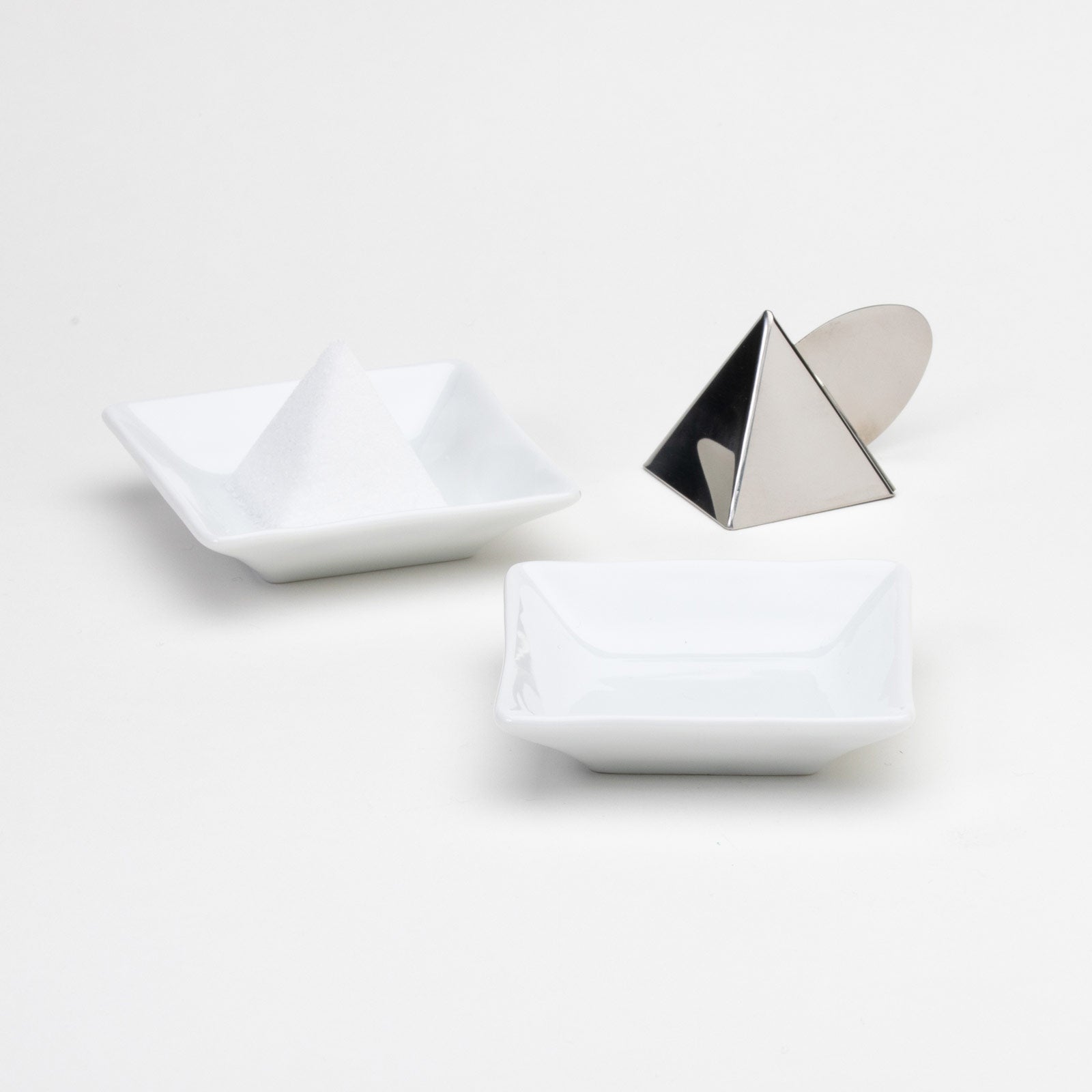 美濃焼 盛塩セット (白四角盛塩皿2枚 / ピラミッドパワーの盛塩固め器)想い盛る塩のかたち