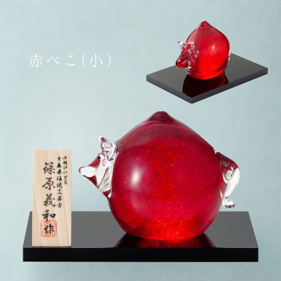 津軽びいどろ 赤べこ ガラス 牛 木台 木札 置物 縁起物 インテリア オーナメント ギフト プレゼント 贈り物 ハンドメイド 手作り 日本製